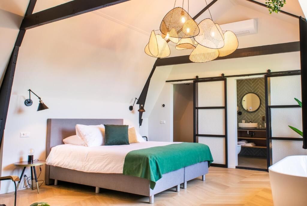 Junior suite, uitzicht op kanaal | Een strijkplank/strijkijzer, gratis wifi