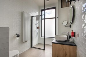 Phòng đôi Cao cấp, quang cảnh kênh | Phòng tắm