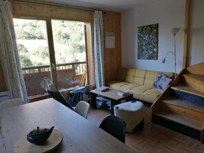 Living area - BEAUTIFUL apartment (sleeps 8) very well appointed - residence with indoor swimming pool (Saint-Sorlin-d'Arves)