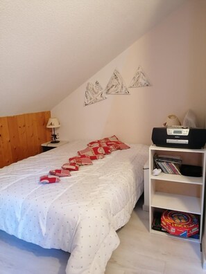 Iron/ironing board - BEAUTIFUL apartment (sleeps 8) very well appointed - residence with indoor swimming pool (Saint-Sorlin-d'Arves)