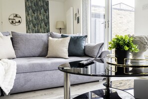 บ้านพัก, 3 ห้องนอน, พร้อมสิ่งอำนวยความสะดวกสำหรับผู้พิการ, ลานระเบียง | ห้องนั่งเล่น