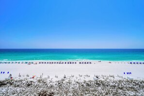 On the beach - ☀️Gulf Views | Pool + Hot Tub | Pelican Isle 608 - Pufferfish Penthouse☀️ (Fort Walton Beach)