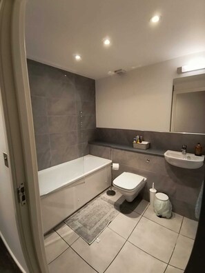 Hair dryer, towels, soap, shampoo - Shoreditch guest house  (London)