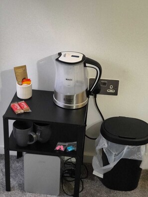 Comfort Double Room | Coffee and/or coffee maker - Shoreditch guest house (London)
