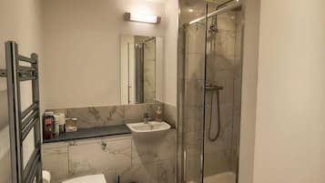 Suite Deluxe | Tabla de planchar con plancha y wifi gratis