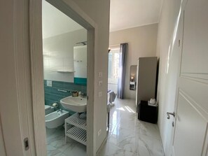 Habitación con 1 cama matrimonial o 2 individuales, vista al patio | Baño