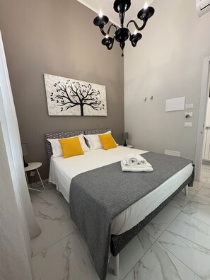 Single Room, Balcony, City View | In-room safe, blackout drapes, iron/ironing board, free WiFi - La Fitolacca B&B (Lecce)