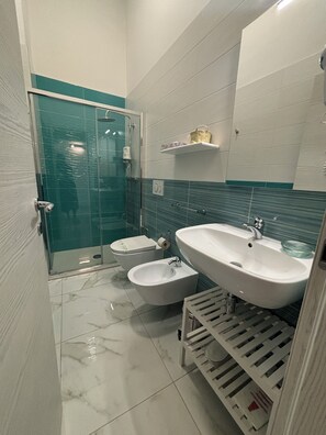 Double or Twin Room | Bathroom | Slippers - La Fitolacca B&B (Lecce)
