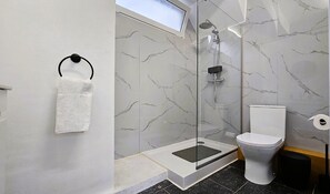 Shower, hair dryer, towels, toilet paper - Dino's Sea View (Porto da Cruz)