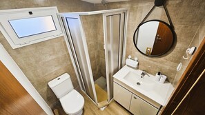 Regadera, secadora de cabello, toallas, papel de baño 