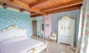 A bedroom with a bed, a dresser, a chair, and a mirror. - Villa Piemonte - Romantik Country House in the Piedmont Vineyards (Cà Mogna)