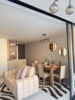 Apartment, 3 Bedrooms, Accessible, Smoking | Ruang makan