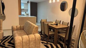 Apartment, 3 Bedrooms, Accessible, Smoking | Ruang makan