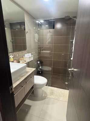 Apartment, 3 Bedrooms, Accessible, Smoking | Bathroom