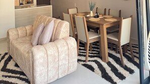Un espace repas moderne avec une table ronde, des chaises et un canapé.