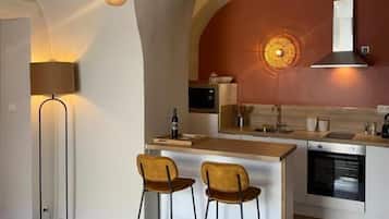 Suíte família, 1 cama King e sofá-cama, vista para o pátio | Cozinha privada