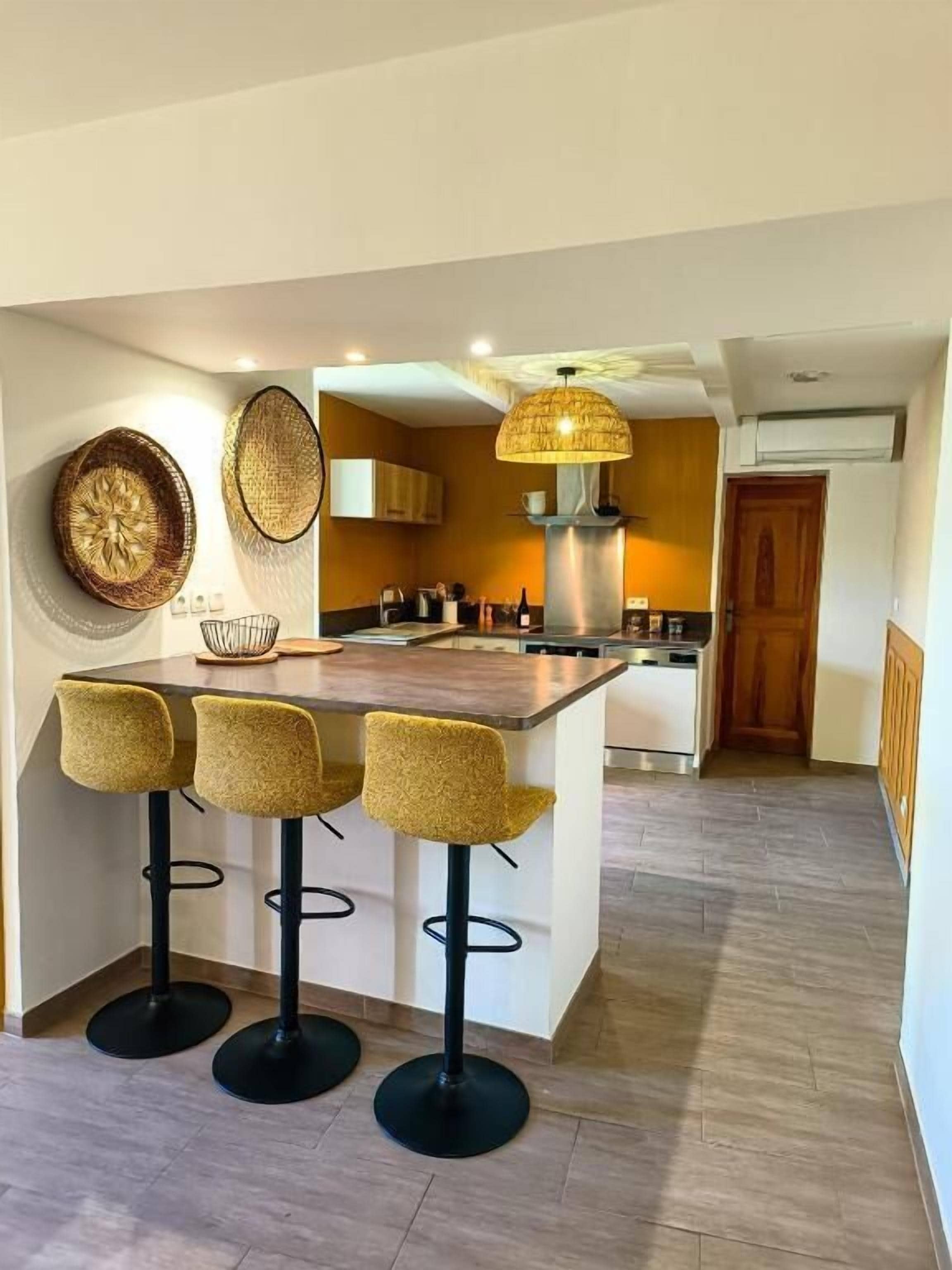 Suite Familiale CINSAULT avec balcon terrasse, vue ville | Cuisine privée | Chaise haute