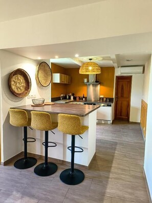 Suite Familiale CINSAULT avec balcon terrasse, vue ville | Cuisine privée