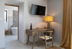 Deluxe Double Room, 1 King Bed, Garden View | Interior