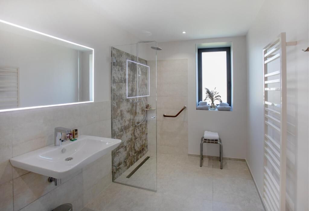 Premium tweepersoonskamer, 1 kingsize bed, terras, uitzicht op bergen | Badkamer | Een haardroger, handdoeken, zeep, shampoo