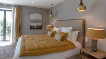 Deluxe tweepersoonskamer, 1 kingsize bed, uitzicht op tuin | Een kluis op de kamer, verduisterende gordijnen, geluiddichte muren