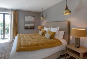 Quarto casal luxo, 1 cama King, vista para o jardim | Cofres nos quartos, cortinas blackout, quartos à prova de som