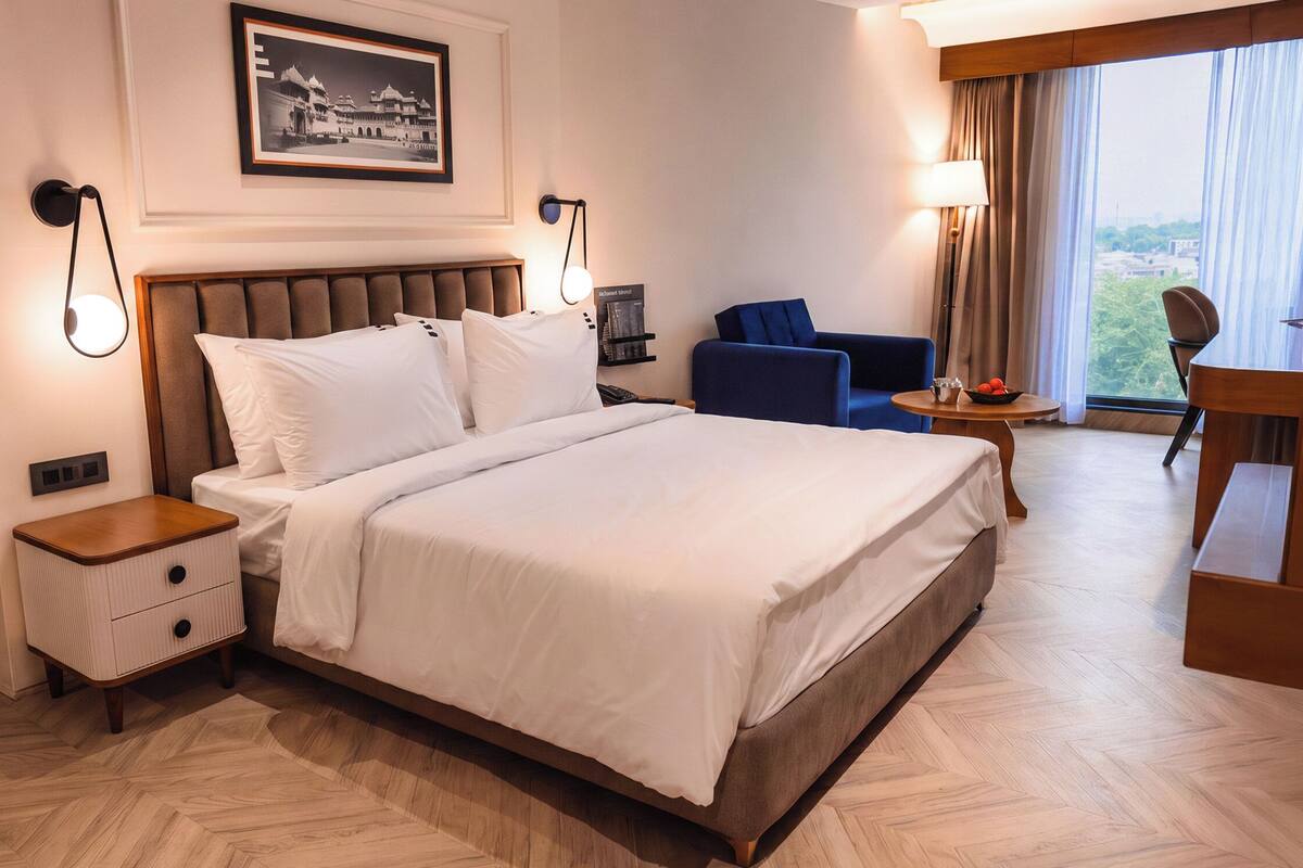 Escritorio, tabla de planchar con plancha y ropa de cama 