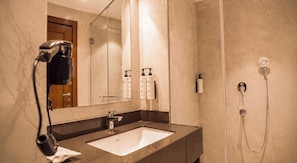 Ducha, artículos de tocador gratuitos, toallas, shampoo