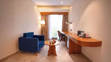 Habitación estándar doble | Escritorio, tabla de planchar con plancha, ropa de cama