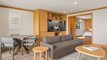 Premium Apartment, 1 King Bed with Sofa bed, Ocean View | In-room dining