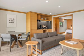Leilighet – premium, 1 kingsize-seng med sovesofa, havutsikt | Spiseområde på rommet
