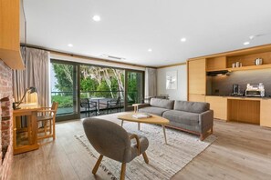 Appartement, balcon, vue océan | Coin séjour | TV connectée de 55 pouces avec chaînes numériques, Netflix, Hulu