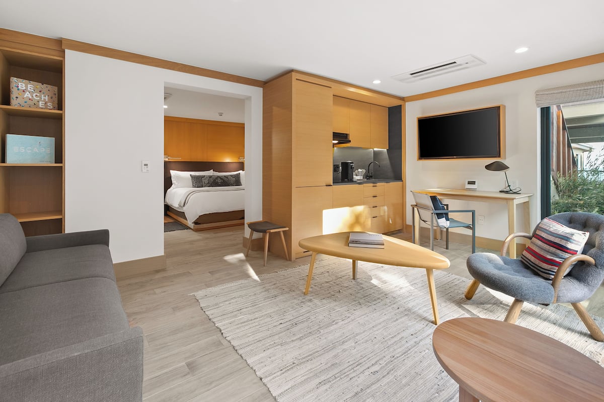 Premium Studio Suite | Egyptian cotton sheets, premium bedding, individually furnished, desk