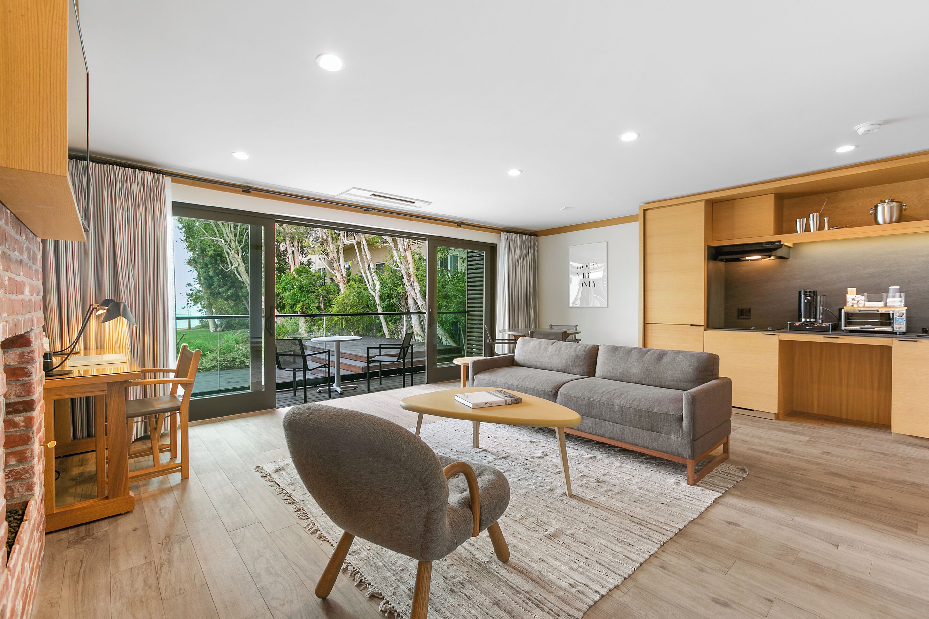 Una sala de estar moderna con un sofá, una mesa de centro y un comedor con sillas y una mesa.