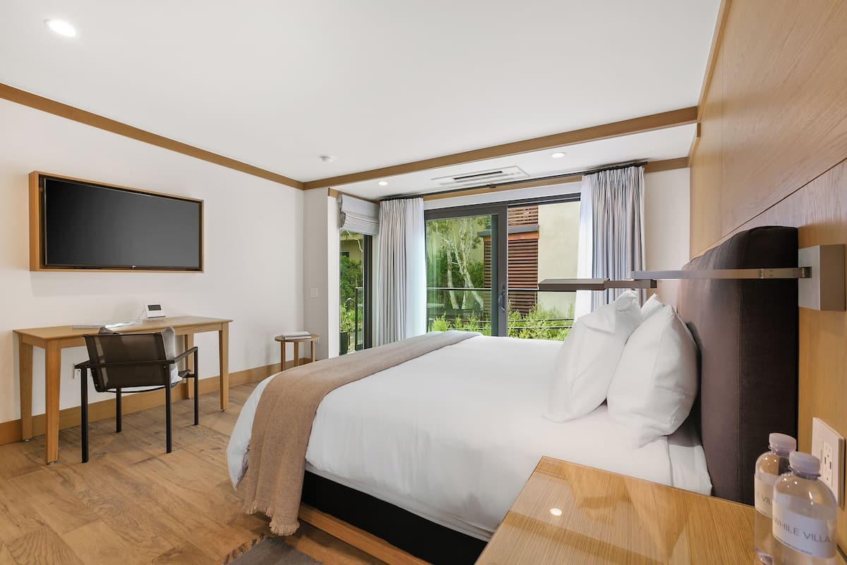 Premium Studio Suite | Egyptian cotton sheets, premium bedding, individually furnished, desk