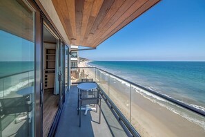 Leilighet – panorama, 1 kingsize-seng med sovesofa, havutsikt, sjøvendt | Utsikt mot strand/hav