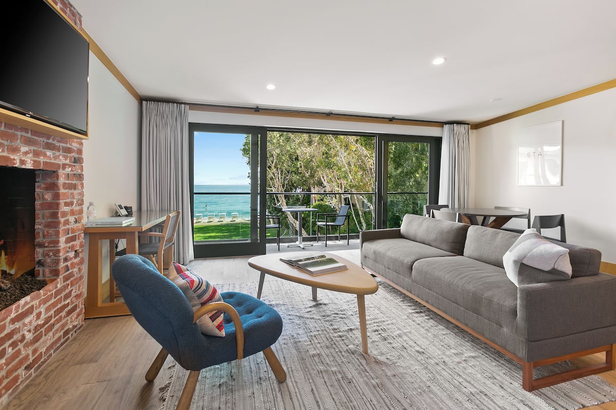 Premium Studio Suite | Egyptian cotton sheets, premium bedding, individually furnished, desk