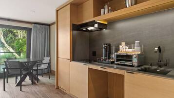 Uma cozinha moderna com forno embutido, máquina de café e bancada elegante.