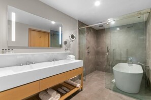 Articles de toilette de luxe, sèche-cheveux, peignoirs