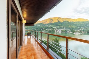 Villa de lujo, balcón, vistas a la ciudad | Jardines del alojamiento