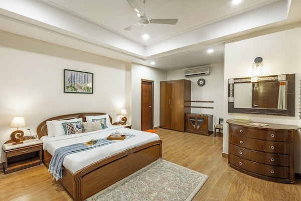 Elivaas Lakeview Manor 5 Bhk - Bhimtal