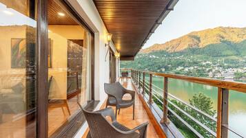 Luksusvilla, balkong, byutsikt | Terrasse/patio