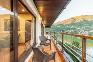 Villa de lujo, balcón, vistas a la ciudad | Terraza o patio