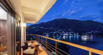 ELIVAAS Lakeview Manor 5 BHK