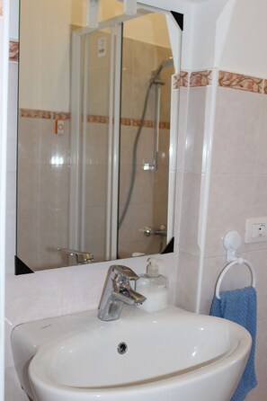 Hair dryer, towels, soap, toilet paper - Angel's apartment 5 minutes waking from como lake (Como)
