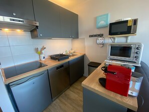 Réfrigérateur, micro-ondes, four, plaque de cuisson