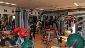 A gym with various exercise equipment, including weight machines and free weights. - Chalet with terrace - 3 guests (Algajola)