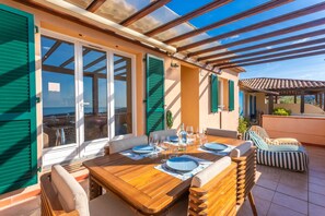 Outdoor dining - Exceptional house with sea view and pool (Roquebrune-sur-Argens)