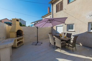 Outdoor dining - Modern apartment with beautiful sea views (Crikvenica)