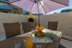Outdoor dining - Modern apartment with beautiful sea views (Crikvenica)